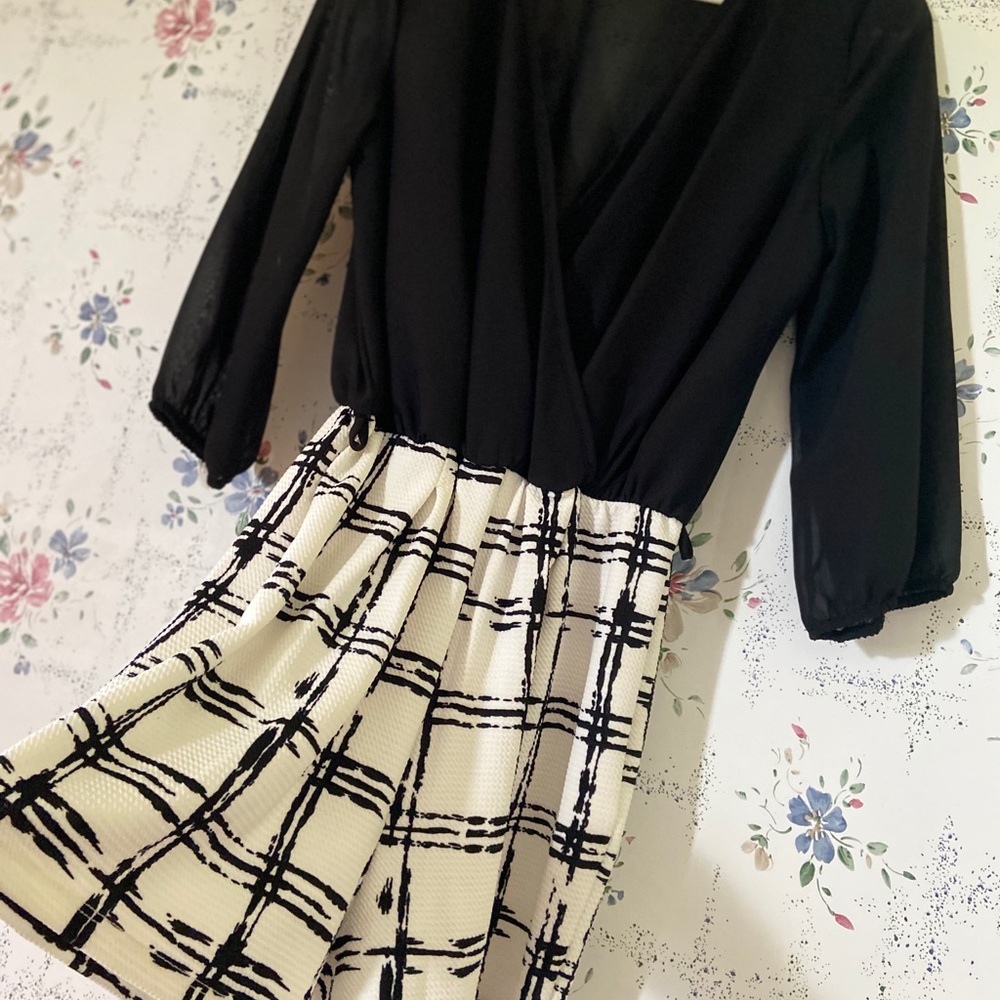V NECK ROMPER BLACK AND WHITE NEW Never worn SMALL